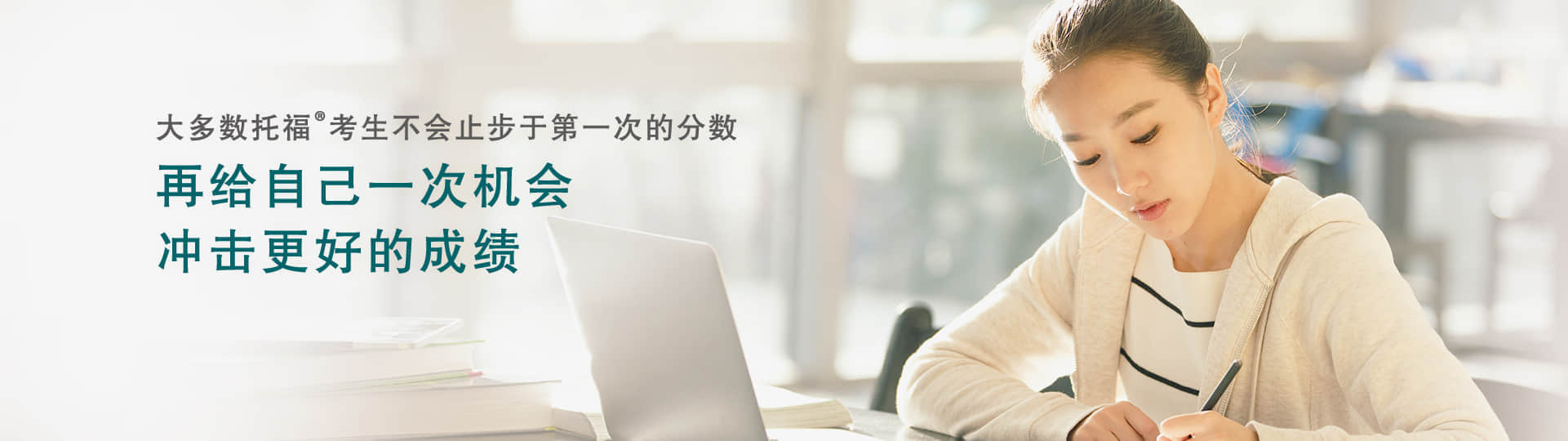女孩在桌旁用笔记本电脑学习